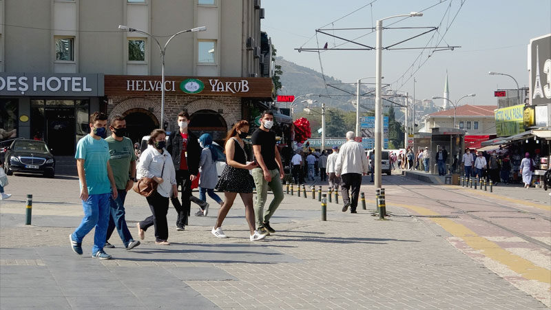 Türkiye'de her 10 kişiden 4'ünün gün boyu aynı maskeyi kullandığı,