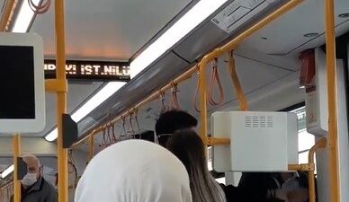 Bursa’da metroda ‘neden sarılıyorsun’ kavgası kamerada