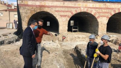 Molla Yegan özüne dönüyor