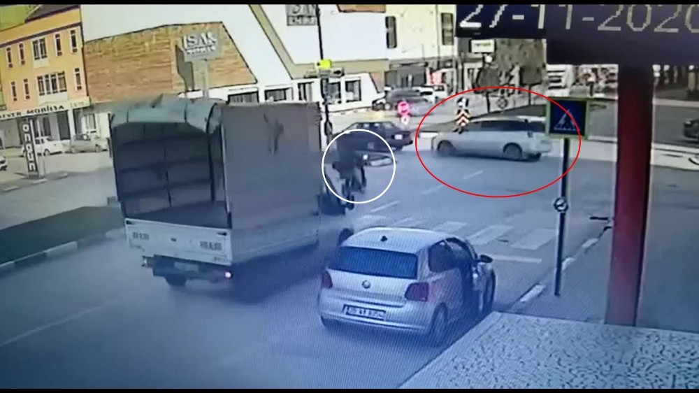 Bursa’da motosiklet ile otomobil böyle çarpıştı: 1 yaralı Bursa’da motosiklet ile otomobil böyle çarpıştı: 1 yaralı