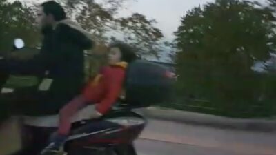 Motosiklet üzerinde tehlikeli yolculuk