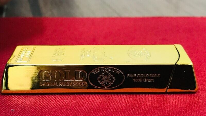 Külçe altın diye aldı, çakmak çıktı