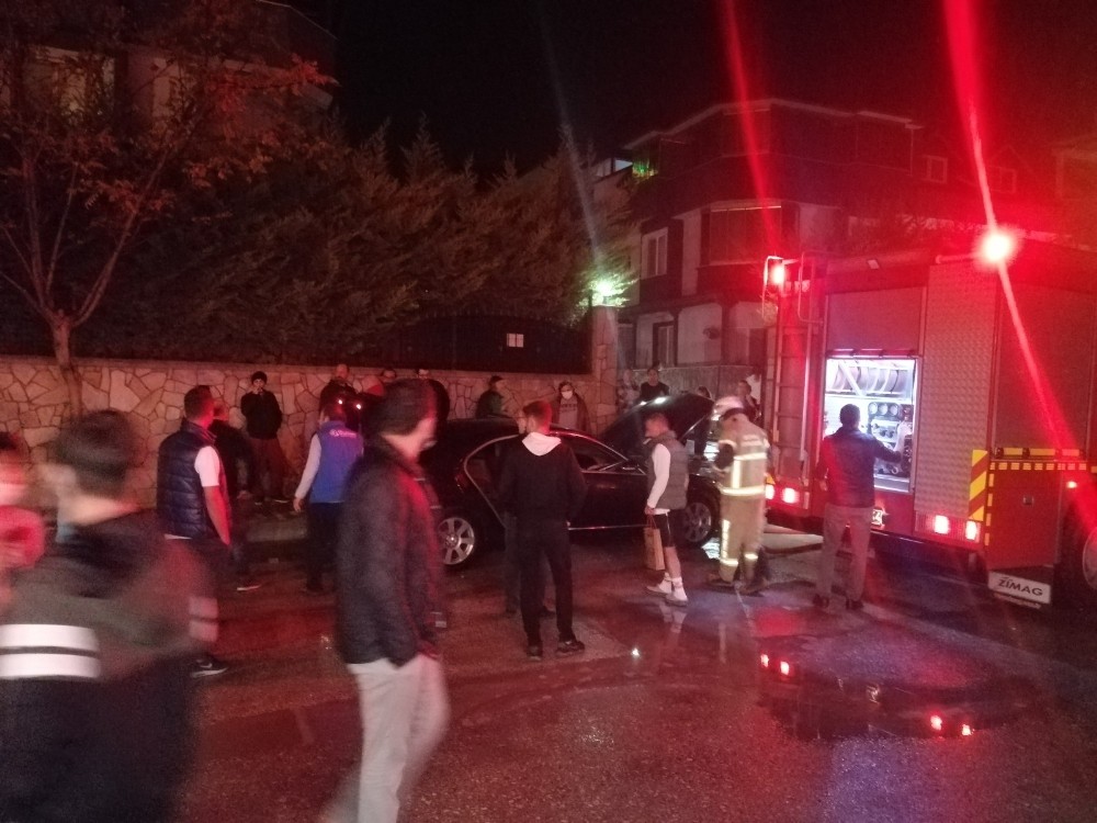Bursa’da park halindeki otomobil alev aldı