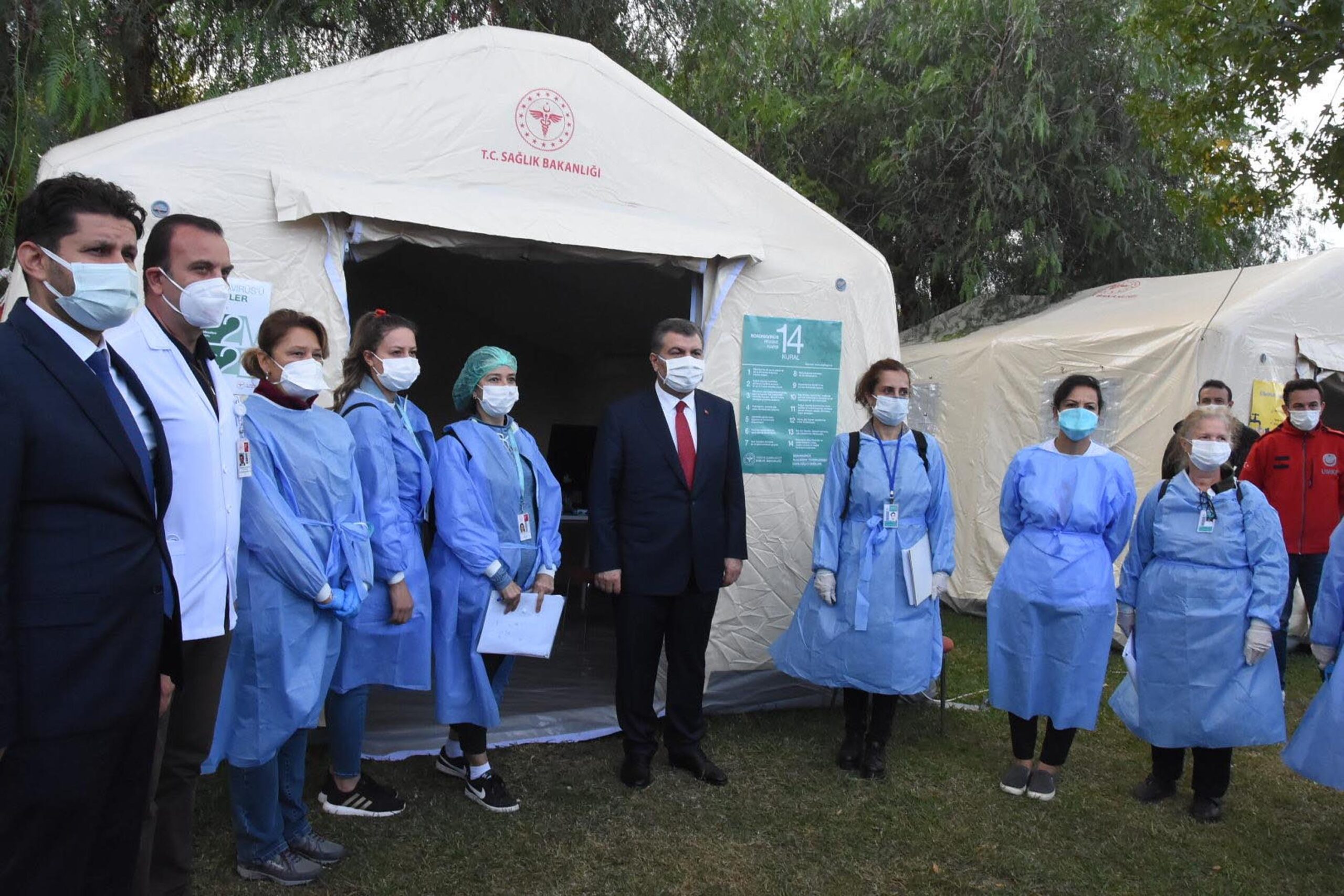 Bakan Koca, çadır kenti ziyaret etti