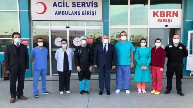 Yenişehir’de sağlık çalışanlarına moral ziyareti Yenişehir ilçesinde protokol mensupları, Devlet Hastanesi çalışanlarına moral ziyaretinde bulundu.