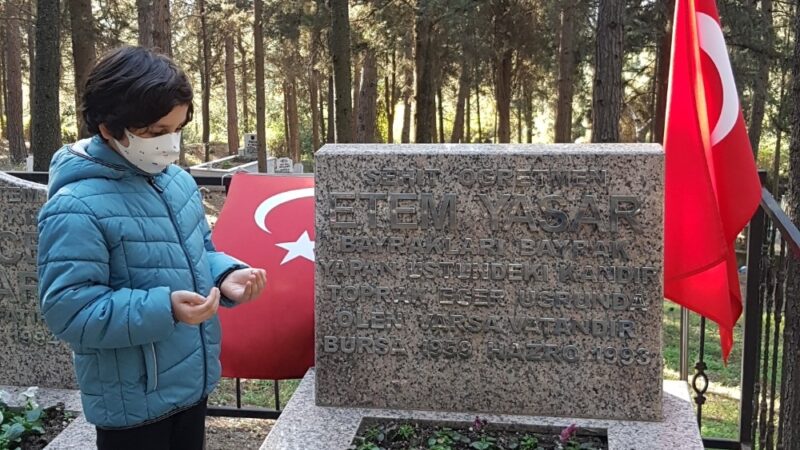 Şehit öğretmen Bursa’daki mezarı başında anıldı 1993 yılında Diyarbakır’ın Hazro ilçesinde kaçırılarak şehit edilen Bursalı öğretmen