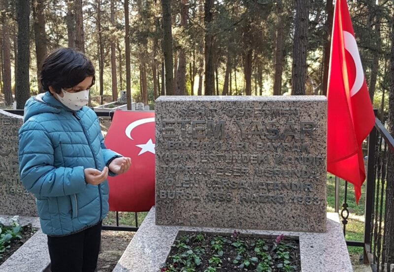 Şehit öğretmen Bursa’daki mezarı başında anıldı