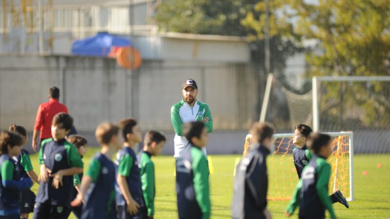 1 hafta önce açılışı yapılan Futbol Akademisi'nde eğitim gören öğrenci