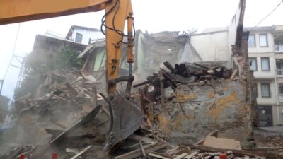 Bursa’da tehlike arz eden bina yıkıldı