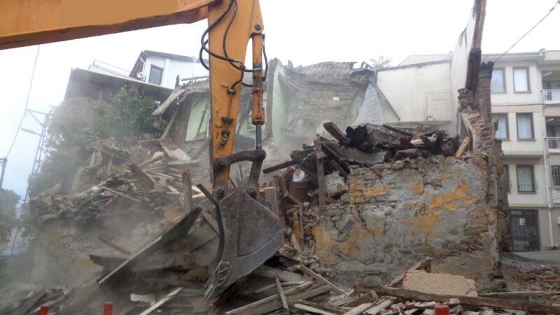 Osmangazi Belediyesi, Alipaşa Mahallesi’nde çökme tehlikesi bulunan ve vatandaşların can