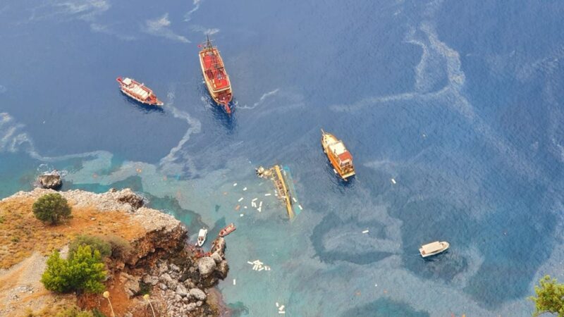 Antalya'nın Alanya ilçesi açıklarında tur teknesi battı. Sahil Güvenlik Komutanlığı