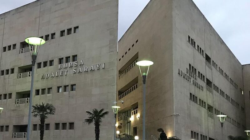 Bursa Adliyesi'nin önünde aralarında husumet bulunan iki grup arasında çıkan