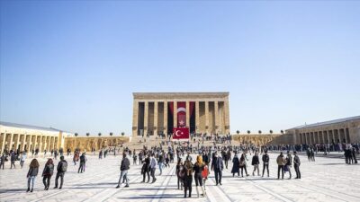 Anıtkabir’de ziyaretçi yoğunluğu