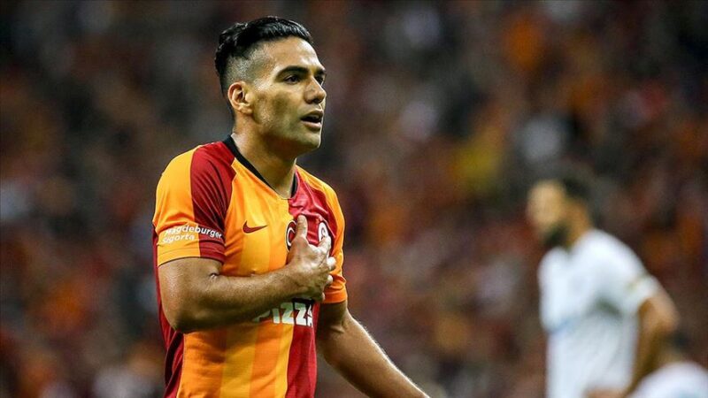 Galatasaray'da Kolombiyalı golcü Radamel Falcao, antrenmanda sakatlandı.