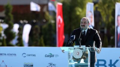 Bakan Varank: Vizyoner projeler ve yatırımlarla Türkiye, pek çok ülkeye göre pozitif yönde ayrıştı