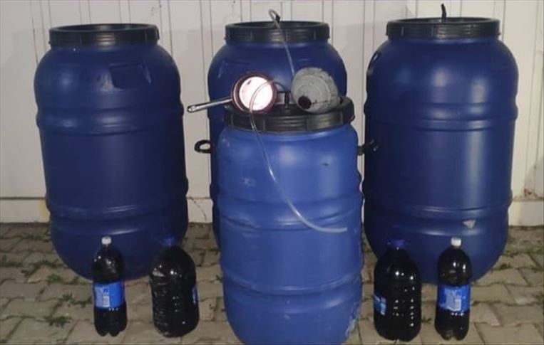 İzmir’de 900 litre kaçak içki ele geçirildi