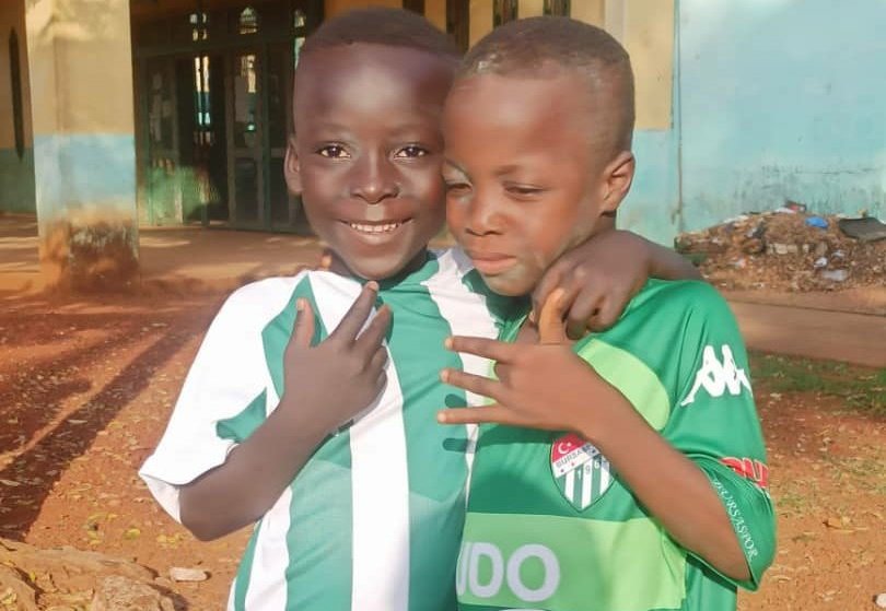 Mutluluk Bursaspor forması giyer… Yeşil beyaz arma Gine’de…