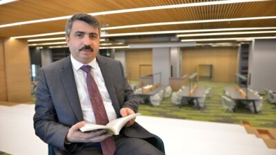 ‘Uyumayan Kütüphane’de ilk kitabı Başkan Yılmaz okudu