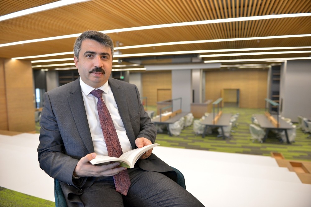 ‘Uyumayan Kütüphane’de ilk kitabı Başkan Yılmaz okudu