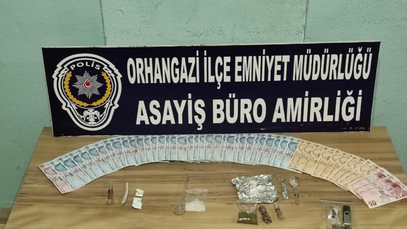 Bursa’da uyuşturucu operasyonu: 2 gözaltı Orhangazi Emniyet Müdürlüğü’nün uyuşturucuyla mücadelesi devam ediyor. Emniyet Müdürlüğü Asayiş