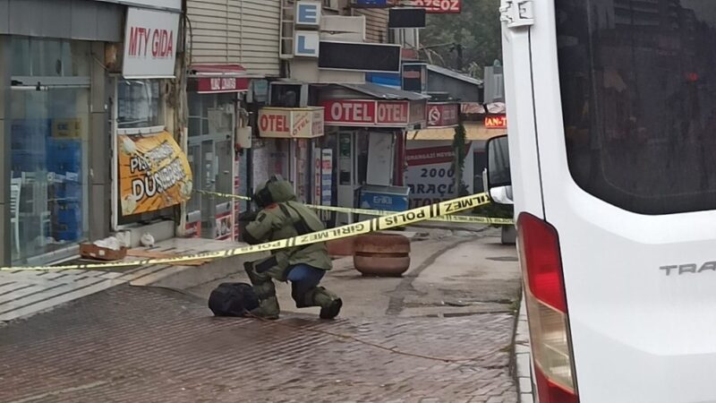 Bursa’da bir lokantanın giriş kapısı önüne bırakılan şüpheli çanta bomba
