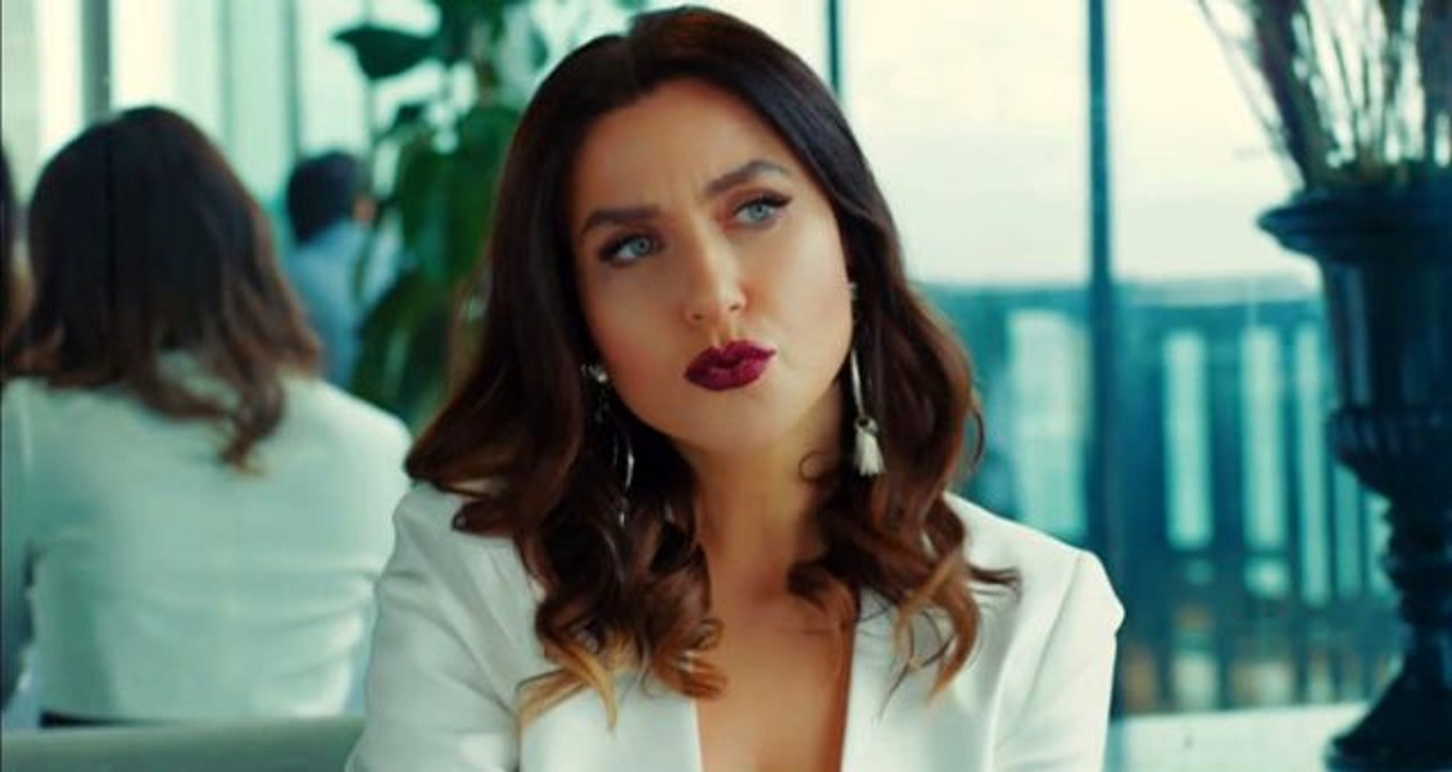 Yasak Elma’nın Ender’i derin dekoltesiyle olay oldu Yasak Elma’nın Ender’i derin dekoltesiyle olay oldu