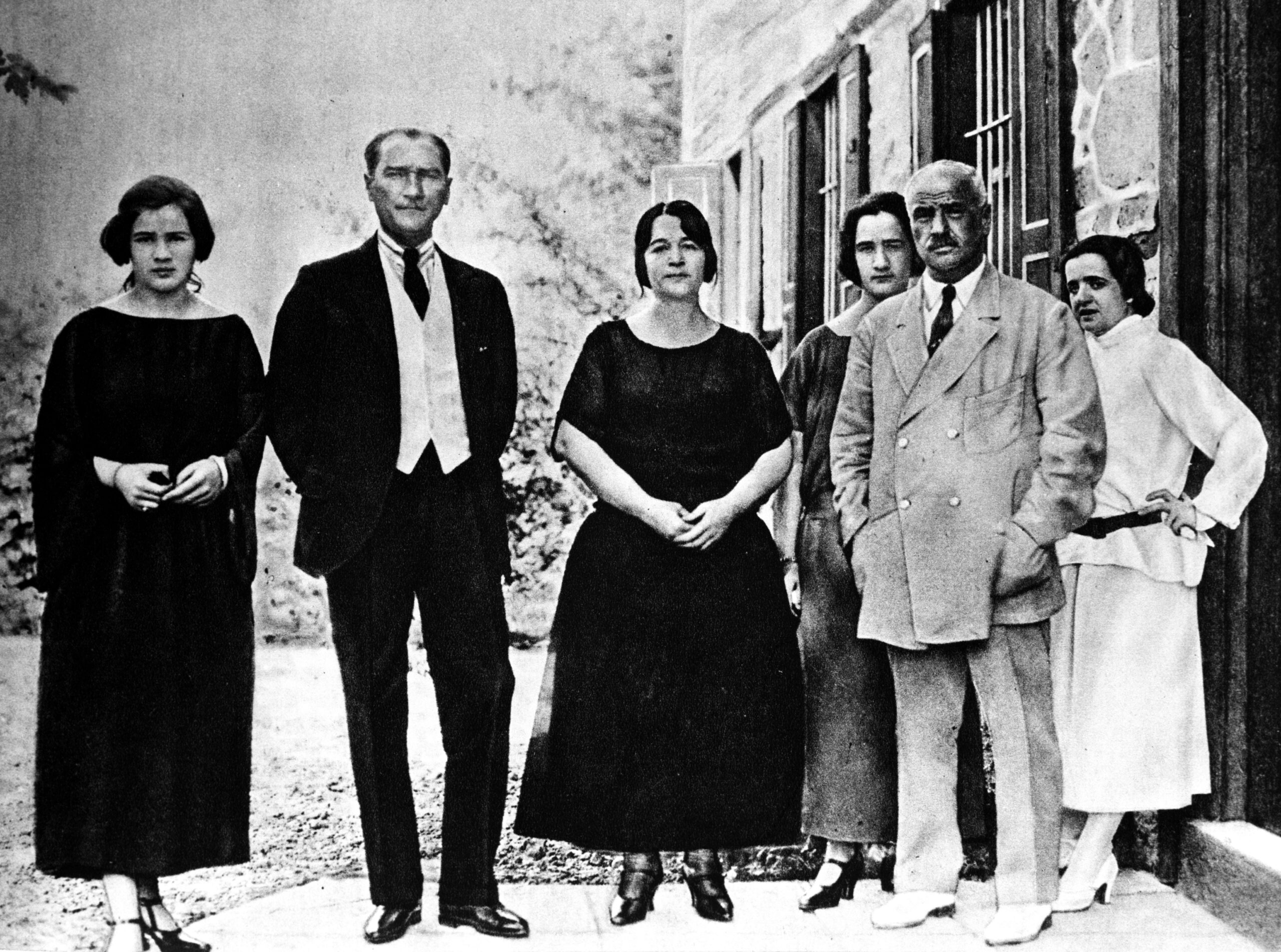 8 Temmuz 1923’de Mustafa Kemal Atatürk eşi Latife Hanım’ın ailesinin Ankara...