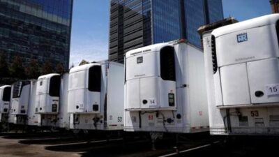 Salgının kontrolden çıktığı ülkede cesetleri böyle sakladılar