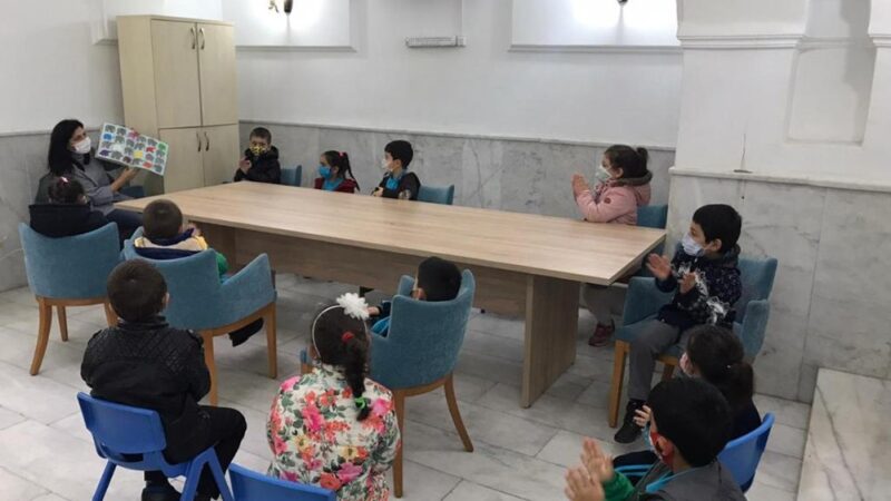 Yıldırım Belediyesi bilgili gençlik yetiştiriyor Bursa Yıldırım Belediyesi, düzenlediği kitap okuma etkinliği ile çocukların fiziksel,