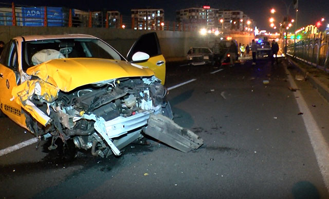 Kazaya müdahale eden polise otomobil çarptı: 1’i polis 5 yaralı