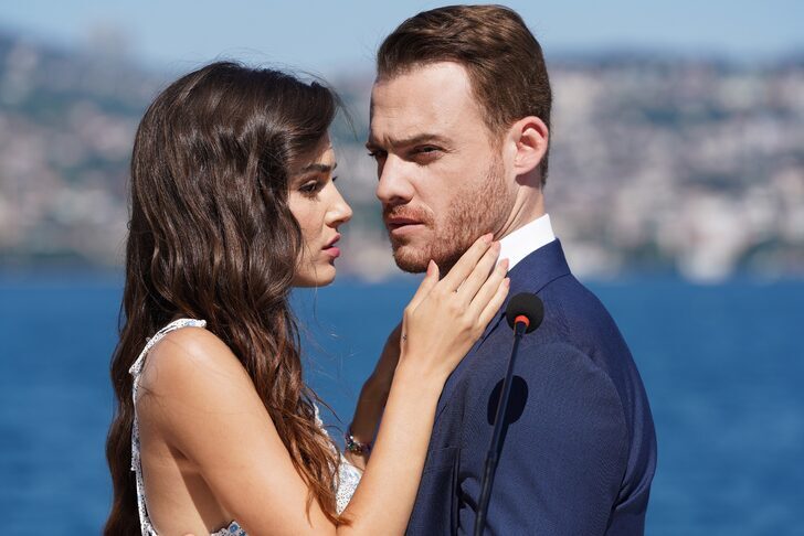 Kerem Bürsin ve Hande Erçel’den olay poz! ‘Temasa bak’