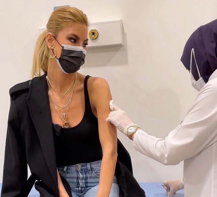 Çağla Şıkel Covid 19 aşısı oldu Çağla Şıkel Covid 19 aşısı oldu