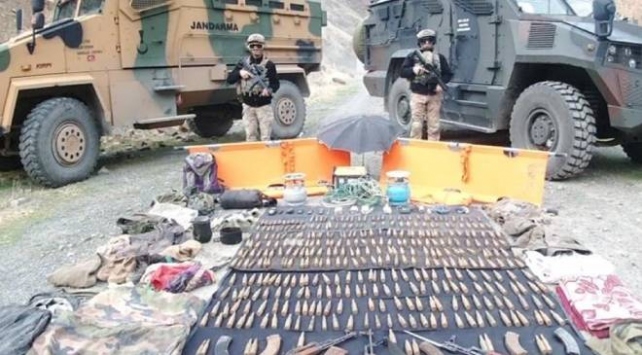 Teröristlere ait silah ve mühimmat ele geçirildi Teröristlere ait silah ve mühimmat ele geçirildi