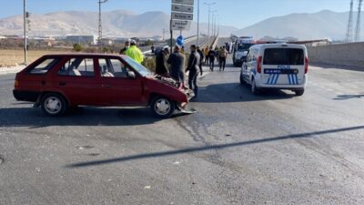 Ambulans ile otomobil çarpıştı: 3 yaralı