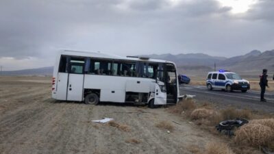 Lastiği patlayan belediye otobüsü devrildi: 14 yaralı