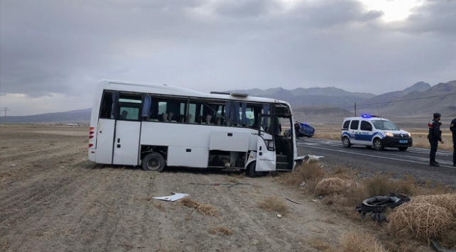 Lastiği patlayan belediye otobüsü devrildi: 14 yaralı
