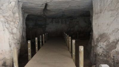 Tepki çekti görüntü! Antik kentin duvarlarını yazı tahtasına çevirdiler