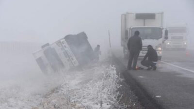 Sis ve buzlanma kazası: 9 araç yoldan çıktı
