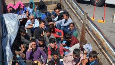 Durdurulan kamyondan 69 düzensiz göçmen çıktı