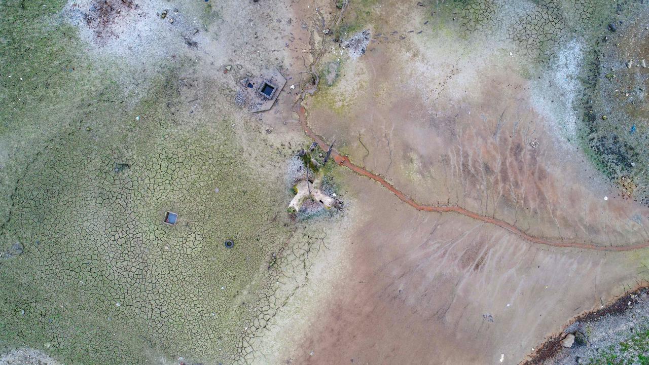 Sular çekildi, baraj çöle döndü Sular çekildi, baraj çöle döndü