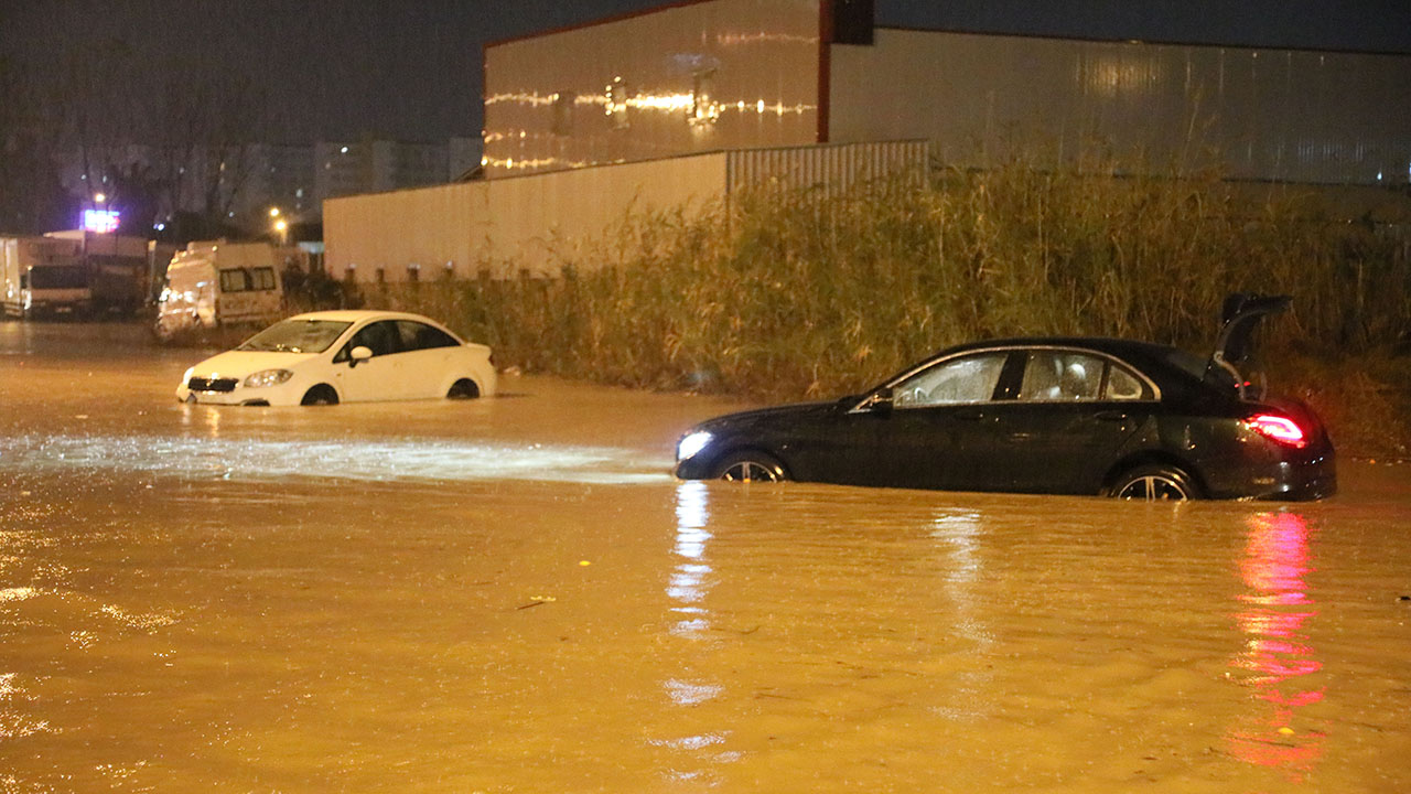 Antalya’yı sağanak vurdu: Araçlar suda kaldı Antalya’yı sağanak vurdu: Araçlar suda kaldı