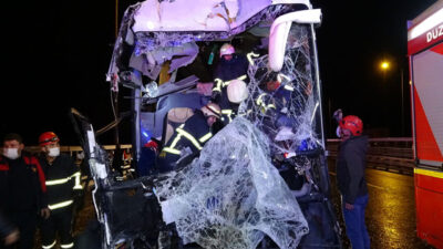 Yolcu otobüsü kamyona arkadan çarptı: 16 yaralı