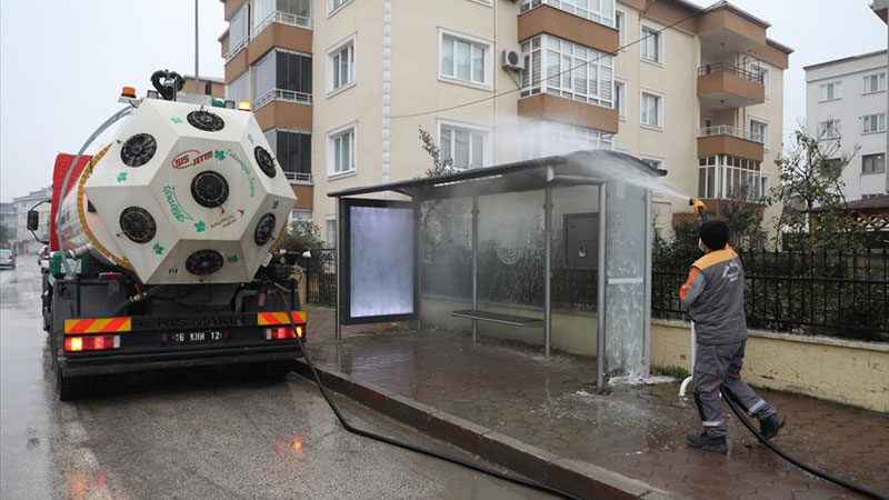Otobüs durakları dezenfekte ediliyor İnegöl Belediyesi, artan vaka sayıları sonrası şehir genelinde dezenfekte çalışmalarına