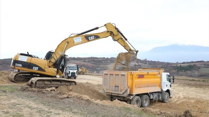 Halhalca Mahallesi’ne yeni futbol sahası kazandırılıyor