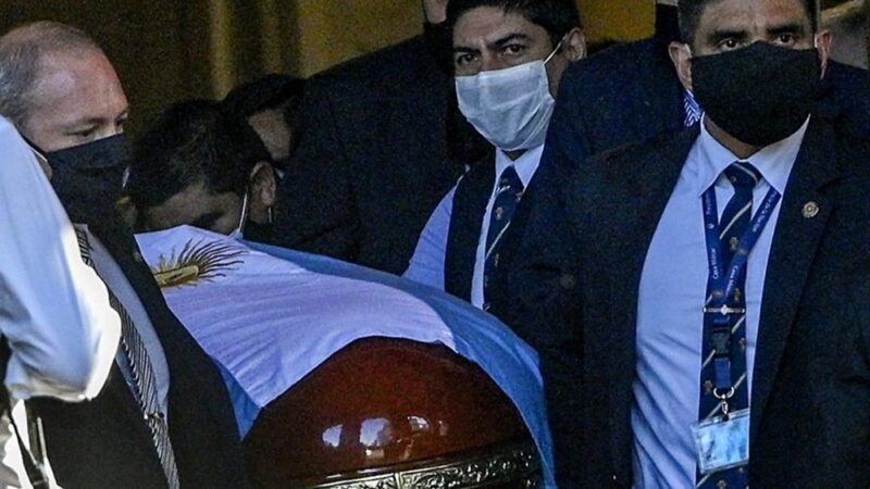 Futbol efsanesi Diego Armando Maradona'nın ölümünün ardından Maradona'nın oğlundan dikkat