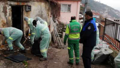 Yer: Bursa… Boş evden 1 kamyon çöp çıktı