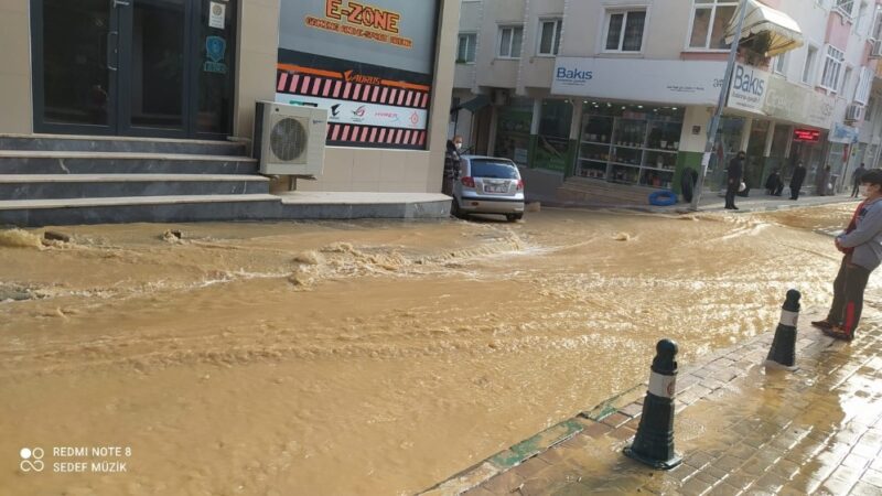 20 gün arayla aynı noktada ikinci patlama Bursa’nın Orhangazi ilçesinde akşam saatlerinde ana içme suyu hattında yaşanan