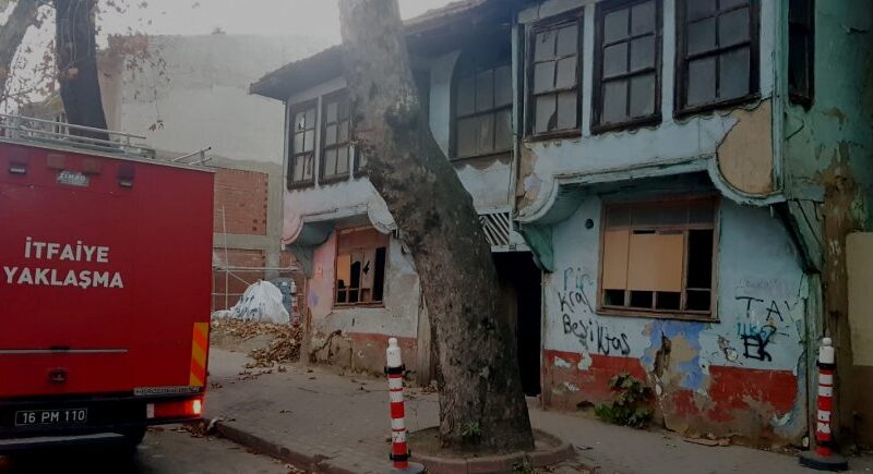 Bursa'nın İnegöl ilçesindeki bir metruk evde çıkan yangın, mahalle sakinlerince