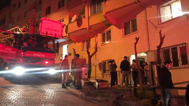 Bursa'nın Yıldırım ilçesinde bir binanın apartman boşluğunda çıkan yangın söndürüldü.