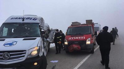 Yolcu minibüsü TIR’la çarpıştı: 4 ölü, 5 yaralı